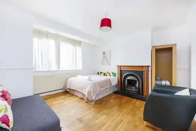 Image de Comfy 6-bedroom house -10mins to Town Centre & Train Station