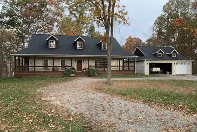 Image de Private brick home in the woods near lake