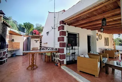 Image de Country house among palm and olive trees.