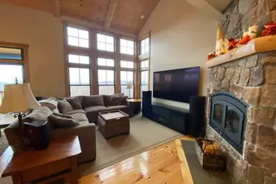 Image de Ski In / Ski Out Treetops Home with Outdoor Private Spa