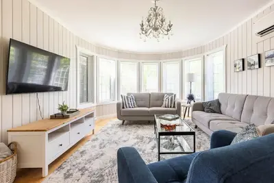 Image de Stunning Lakeside Retreat with Sunroom, Wifi, Private beach and endless Sunsets!