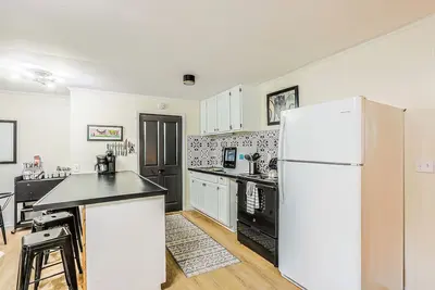 Image de \"Clementine at The 403\" Historic District Apartment Walkable to Downtown