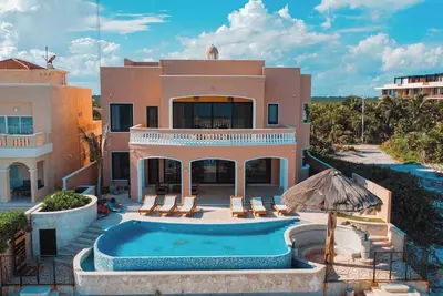 Image de Villa Élégante avec Piscine à Débordement Privée pour 14 Per