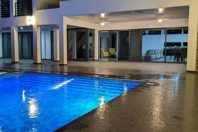 3br/3. 5 Bath House walking distance to a secluded beach