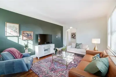 King Bed - Charming Renovated Home - Sleeps 8