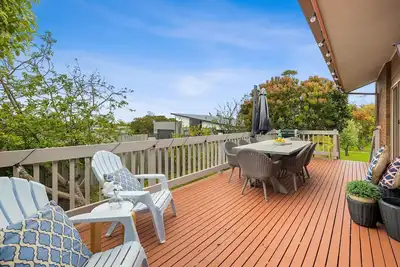 Beach Road Retreat: 5  Br, 3  Ba House in Torquay, Sleeps 13
