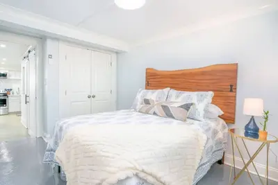 Image de Spacious Nook in the City- Central to Everything!