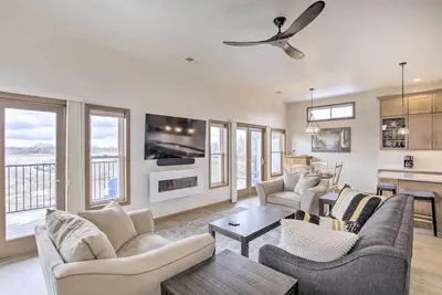 Image de Spacious Recently Built Home < 1 Mi to Lake!