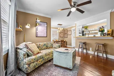 Image de Library of Ivy and Ellie Downtown Greensboro -Whole House