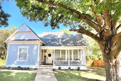 Clay Oak Cottage 2br/1bth, 6 blocks from Silos