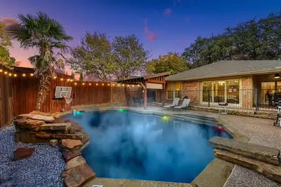 Image de 5br House/Resort Style Heated Pool/Tub, Pool Table/King Bed