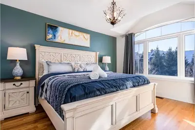 Image de Luxury home Blue Mountain with a view/Pool Table/Outdoor heated Pool