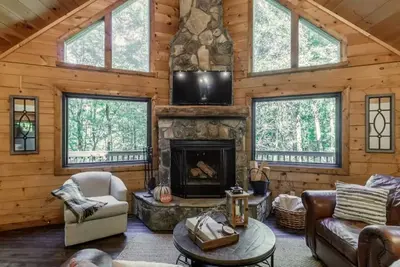 Image de 'Make Your Mark' Cozy Sapphire Cabin with Hot Tub