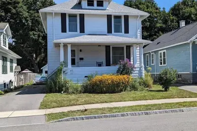 Image de Comfortable light-filled, 1920's home w/Ev Charger