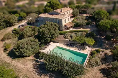 Image de Gordes une Bastide de pierre avec piscine dans le village lui même - Restanque 1