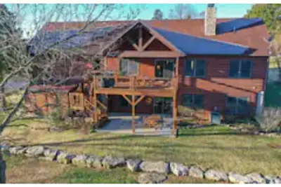 Upscale Lakefront Table Rock Cabin with nearby Launch