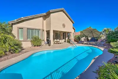 Image de Glendale Getaway w/ Outdoor Pool + Gas Grill!