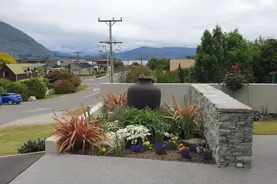 Image de Beautiful Lake views, 500m walk to the village