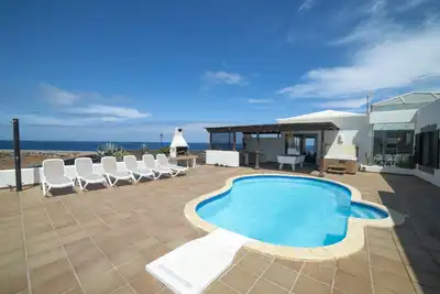 Image de Beautiful Lanzarote Villa | 3 Bedrooms | Villa Lucero | Private Pool & Only 400m from the Sea | Playa Blanca