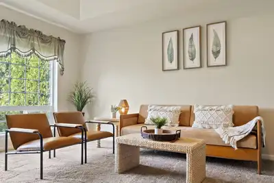 Image de Charming white picket fenced home in quiet area