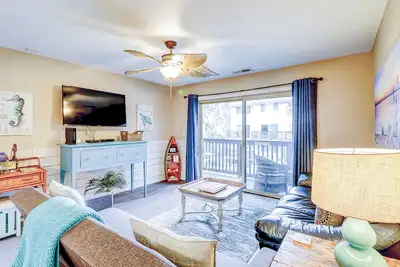 Image de Chic beach condo with direct beach access, on-site pool, & private balcony