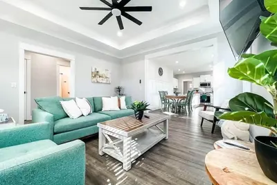 5 min to Downtown! Cozy New Home with Outdoor Fire Pit