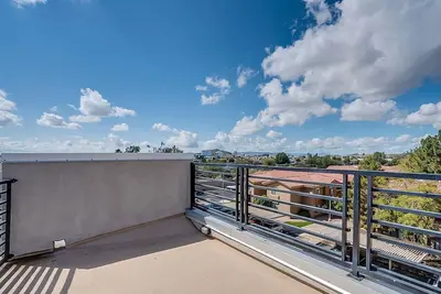 Image de Modern Townhome with 360 Degree Rooftop Views!