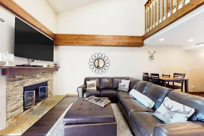 Image de Peaceful condo with balcony, loft, shared sauna, & fireplace