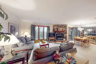 Image de Lovely ski-in/out condo steps from ski lift with trails and amazing views