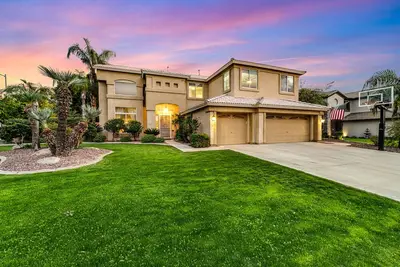 Image de Exquisite home with firepit, game room, heated pool, pool spa, & putting green