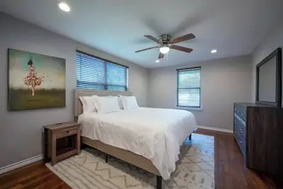 Image de Modern 2 Bedroom home with private parking on site!