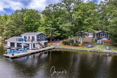 Image de All Day Sun! 7 bed 2 bath cottage on Lake Muskoka! Perfect Location! Privacy!