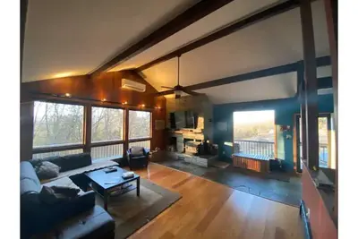 Image de Sweet and spacious mountain view home w/fireplace!