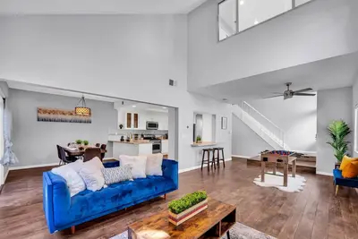 Image de Spacious high ceiling home in Fremont | Private Yard | King Bed