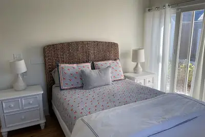 Image de Enjoy spectacular sunsets in this  2  bedroom Madaket home.