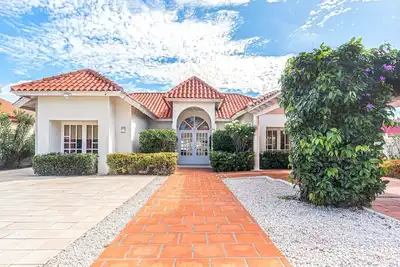 Wayaca Retreat: 4br 3ba, Private pool, renovated, close to beaches, quiet area.