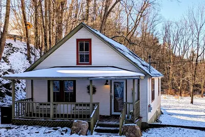 Image de Creekside Canaan Cabin - close to trails, no pet fee!