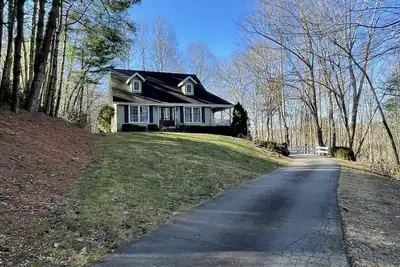 Image de Cozy Cottage nestled in the forest. 2 Minutes to downtown Saluda.