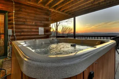 Image de Forget about your worries and your strife with gorgeous views and a hot tub! - Bear Necessities