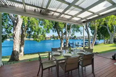 Image de 3 Brm Deluxe Waterfront Apartment
