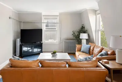 Charming Downtown Penthouse - The Cabana