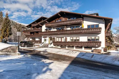 Appartement de vacances \"Haus Excelsior Top 13\" avec vue sur les montagnes, balcon et Wi-Fi.