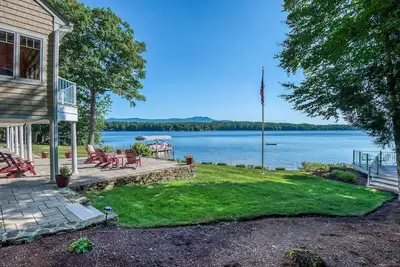 Image de Stunning lakefront gem with full water view, beach access & dock