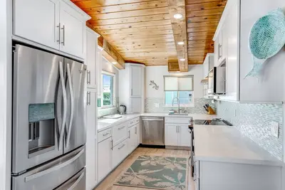 Image de Water-view house with private dock, washer\/dryer & grill - snowbird-friendly