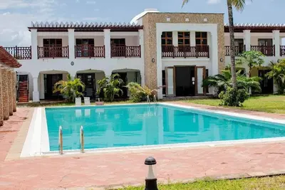 Image de A magnificent 2 bedroomed apartment with a pool, 2 mins from the Ngoloko beach. .