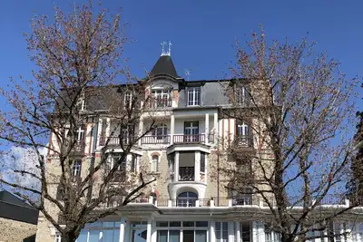 Image de 2 pièces 37m2 face au parc arboretum, à 700m des Thermes et 300m des commerces