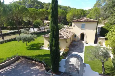 Image de Belle maison de vacances avec piscine privée