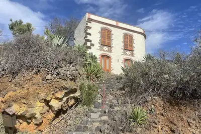 Image de Beautiful vacation home with history right on the hiking trail