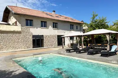 Image de Grande maison avec piscine pour groupes d'amis et familles, séminaires