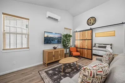 Image de New! Close to Old Mill ~ Perfect Bend Home Base ~ Dog Friendly!